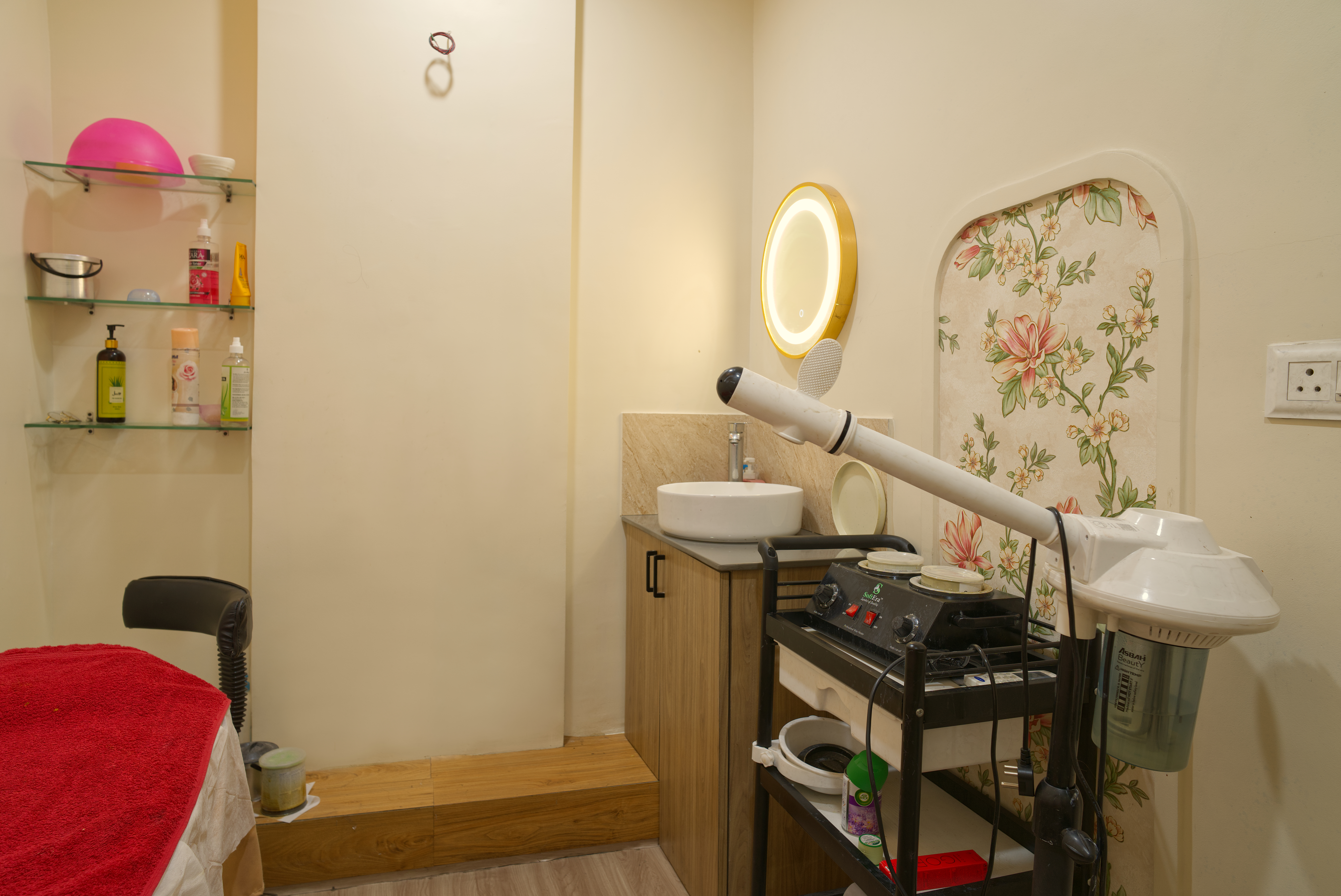 Apricot Salon — Private treatment room with floral niche